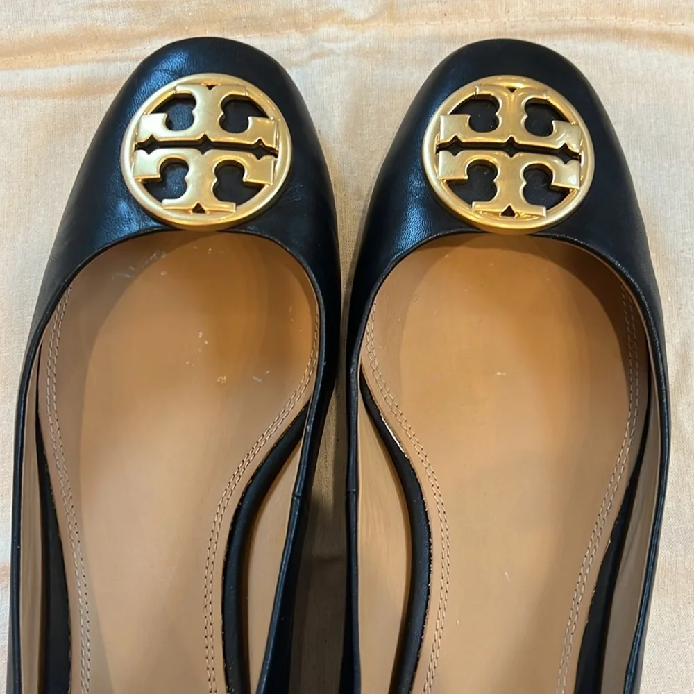 Tory Burch Chelsea Ballet Flat in Black with Gold Signature Logo - Picture 5 of 14